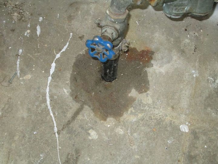 q fuga en la red de agua la tuberia esta en el suelo de hormigon y no tenemos ni idea