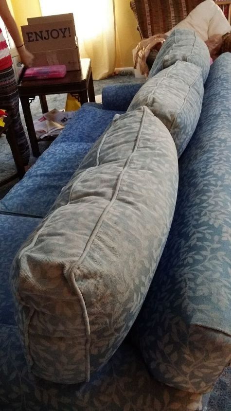 q tapiceria descolorida en el sofa como la arreglo, Los cojines del respaldo est n descoloridos por el sol cualquier sugerencia para ayudar a arreglar esto ser a apreciada