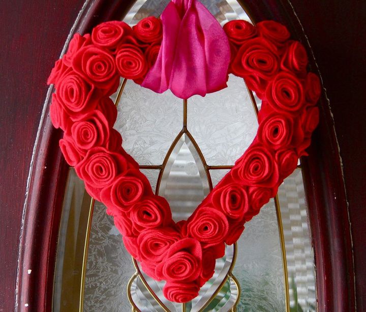 felt flower valentine wreath, crafts, flowers, seasonal holiday decor, valentines day ideas, wreaths