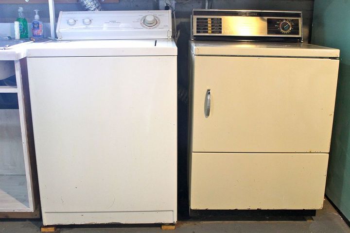 here s an easy way to update your tired and mismatched washer and dryer, home decor, laundry rooms, This is the way the looked before I did my magic