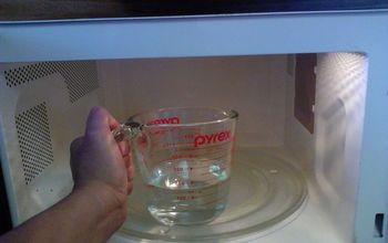 How to clean and disinfect the microwave with just vinegar and water.