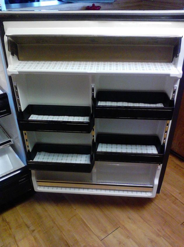 forro de prateleira de geladeira reutilizvel faa voc mesmo, Prateleiras da porta da geladeira revestidas de vinil
