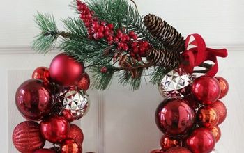 Cómo hacer una corona de adornos navideños con una percha de alambre
