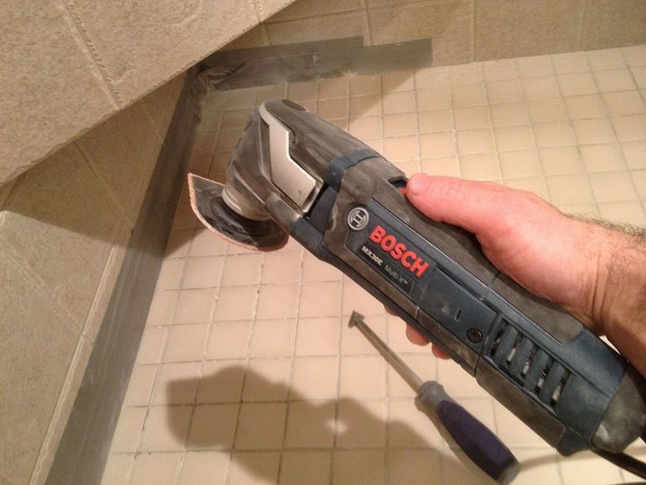 melhores ferramentas de remoo de rejunte para pisos de azulejos de chuveiro, A ferramenta de remo o de rejunte triangular e multiferramenta da Bosch nesta foto removeu todo o rejunte do chuveiro
