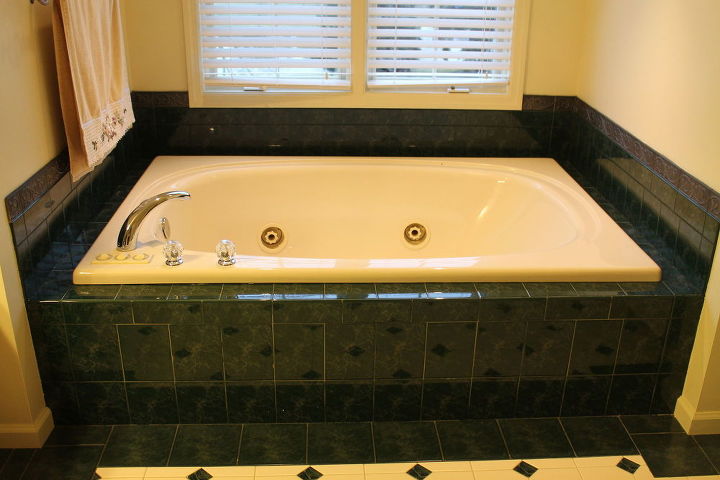 where is the motor located for this jacuzzi whirlpool tub, Jacuzzi tub with 4 jets