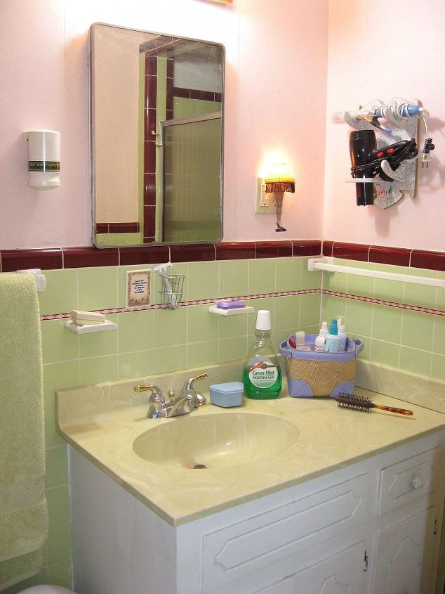 q my small master bath needs some help, bathroom ideas, painting, Master Bathroom vaniety