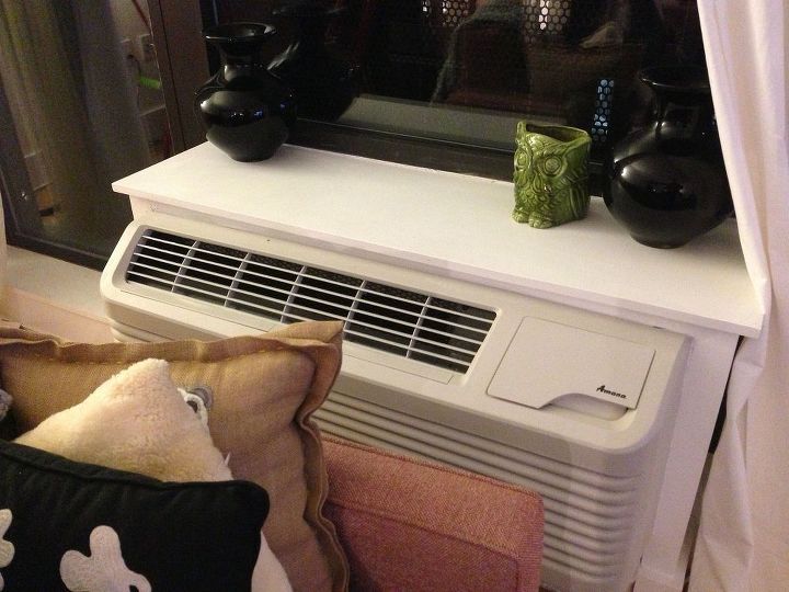 necesito ayuda con la unidad de aire acondicionado junto al sof