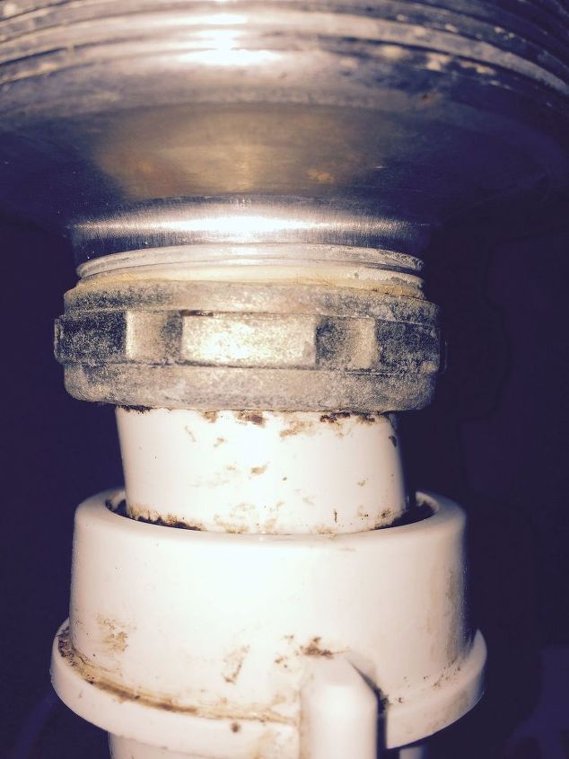 fugas en la tubera debajo del fregadero, la tuber a se humedece debajo del tornillo o apriete por encima de la tuber a blanca