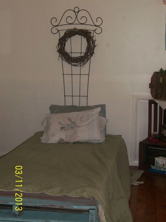 pallets bed, painted furniture, pallet, Pallet bed will b get a twin mattress soon