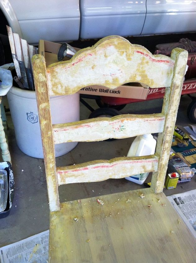cadeiras de sucata para uma estante de escada escultural, Cadeira despojada e lixada para iniciar as estantes