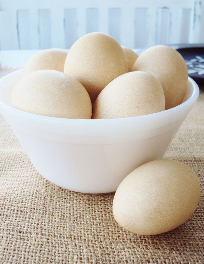 ovos de pscoa tingidos de ch salpicado, Comece esvaziando os ovos para preserv los para o pr ximo ano Retire todos os ovos de dentro