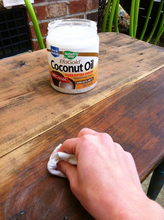 refinando madeira velha com leo de coco, Aplique o leo de coco com um pano seco