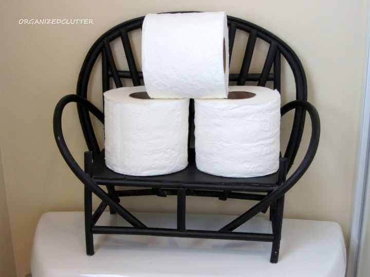 decoracin de un bao pequeo, Papel higi nico en una silla de ramitas en la parte posterior del inodoro