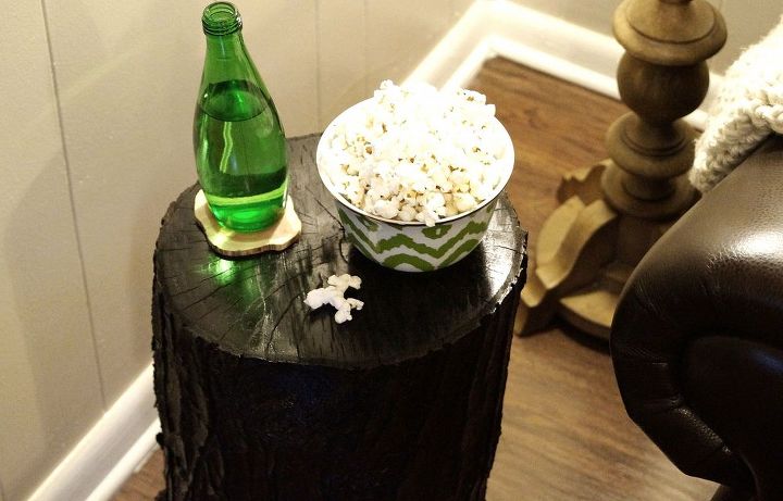 mesa de toco de rvore, um lugar perfeito para colocar uma bebida e um lanche enquanto assistimos TV