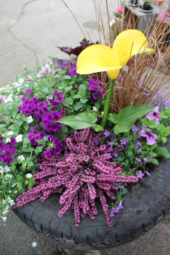 jardinera de neumticos reciclados, Una mezcla equilibrada de plantas perennes y anuales se combinan para hacer un dise o nico