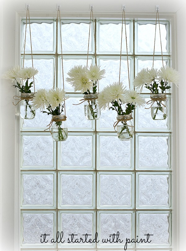 tratamento de janela de frasco de pedreiro, Tratamento de janela em um frasco de pedreiro com corda de juta e flores frescas