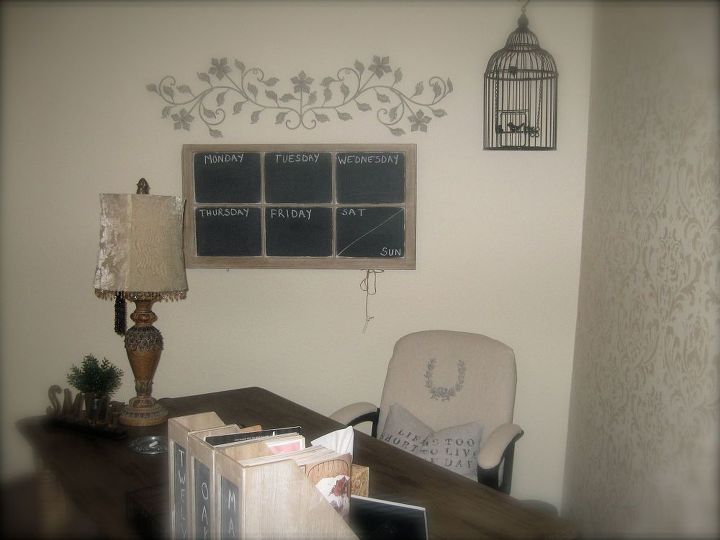 una vieja ventana convertida en un calendario de pizarra, Lo colgu en mi nueva oficina en casa