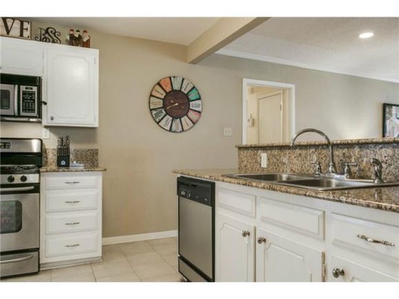 buscando sugerencia s de color para esta cocina, De pie en la cocina mirando a la derecha es la zona de estar y la puerta es el pasillo que conduce a los dormitorios