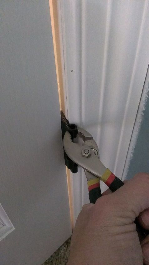 como consertar uma porta que gruda, Use um alicate para alinhar os n s das dobradi as do lado da porta com a dobradi a do lado da parede