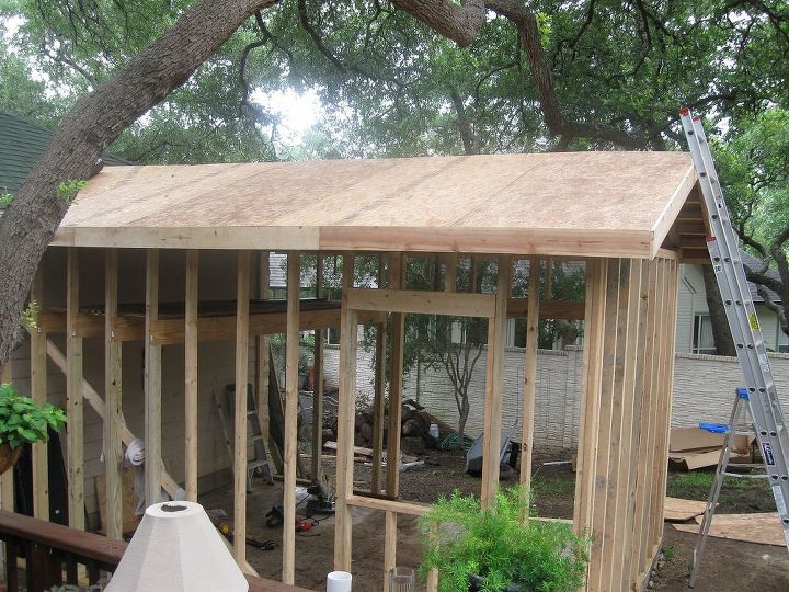 construyendo un cobertizo tienda en el patio trasero, Comienza el techado