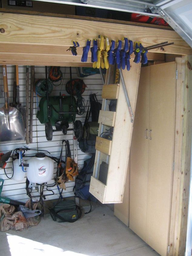 construindo um galpo loja no quintal, O armazenamento suspenso levanta as ferramentas do caminho
