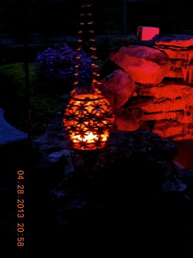 uma velha lmpada reaproveitada se transformou em uma lanterna ao ar livre