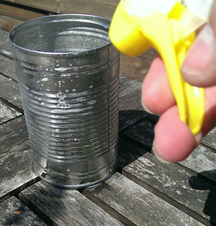 faa algo por nada como reaproveitar suas latas de sopa velhas, Envelhe a as latas borrifando as com gua sanit ria e deixando as ao sol