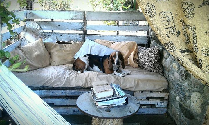 mi sof rstico de palets de estilo ranchero, Esta es la cama de d a completada la mesa y la cortina de arpillera