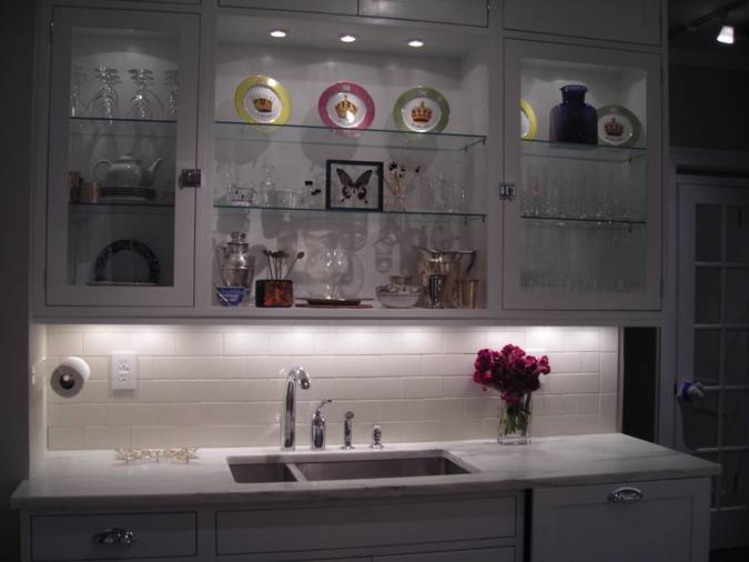 kitchen lighting makeover a stunning transformation, home decor, kitchen backsplash, kitchen design, lighting, Glass cabinets puck lighting under cabinet lights