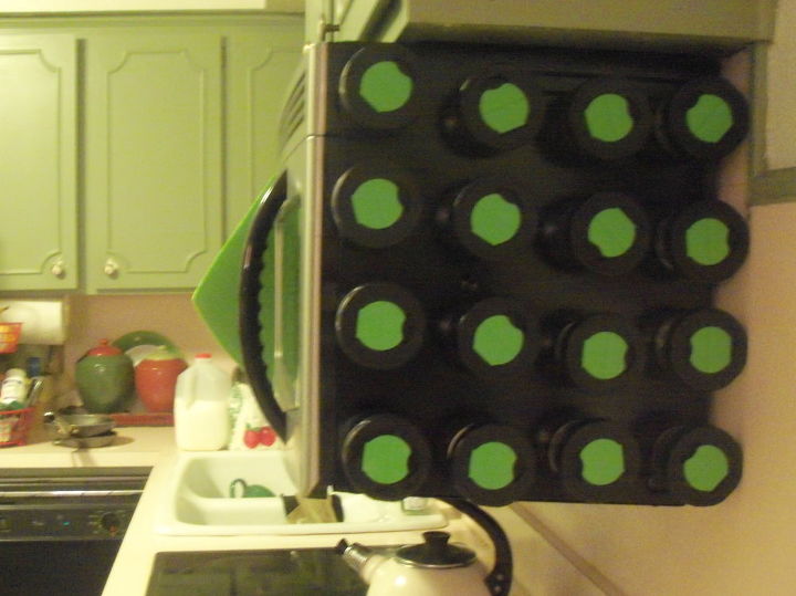 organize suas especiarias com frascos magnticos, DEPOIS 16 potes de especiarias perfeitamente pendurados no meu microondas