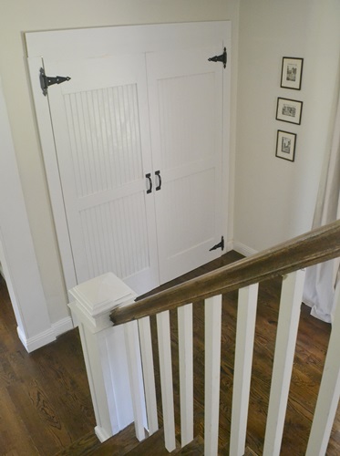 diy cottage closet door makeover, Una mirada al bajar las escaleras