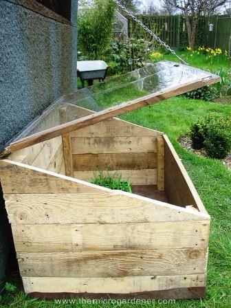 20 creative ways to upcycle pallets in your garden, gardening, pallet, repurposing upcycling, A nifty inexpensive greenhouse made from two salvaged pallets A great solution for raising plants if you live in a cold climate