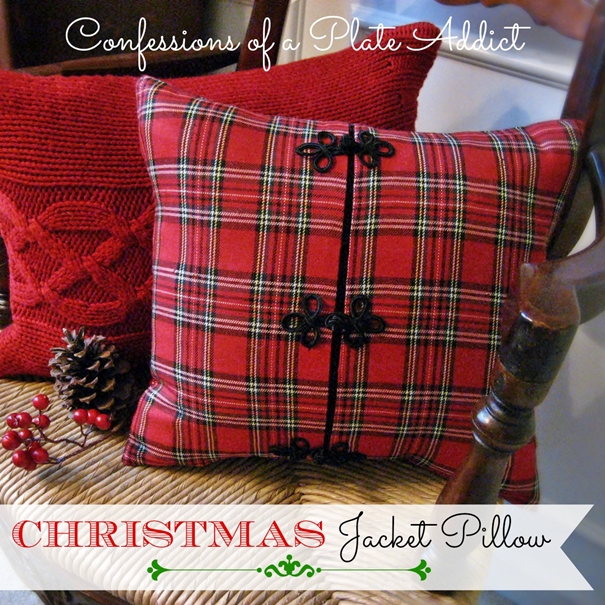 almofada de natal divertida e aconchegante feita de uma jaqueta, Os fechos de sapo da jaqueta e o xadrez festivo fazem um travesseiro de Natal perfeito