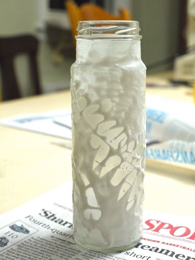 el grabado en vidrio convierte las botellas viejas en algo bonito, Luego cubro la botella con crema de grabado