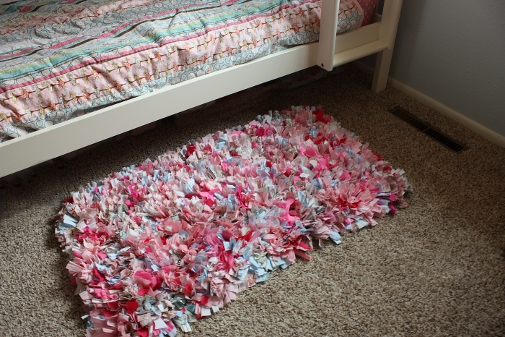 alfombra de trapo con telas de desecho