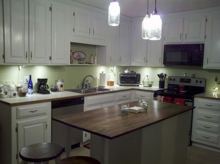 faux granite painted counters with craft paint, countertops, diy, how to, kitchen design, kitchen island, painting, Before