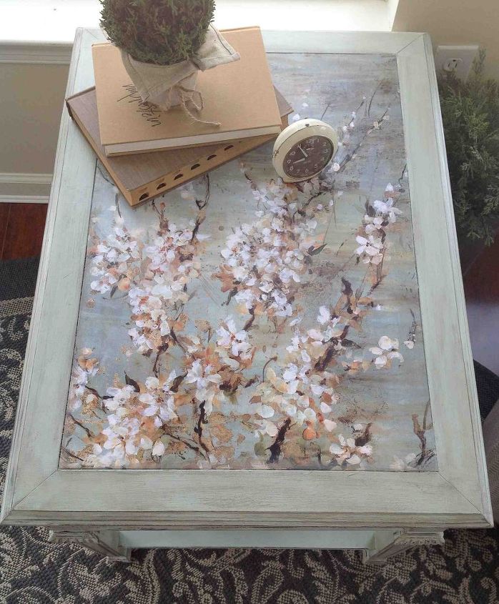mesa de 10 dlares reciclada con mod podge y chalk paint, La parte superior de la mesa transformada por el decoupage y la pintura a la tiza