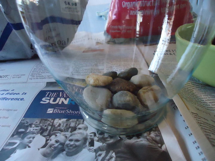 como fazer um terrrio de pscoa, Comecei com um grande vaso de vidro Coloque pequenas pedras no fundo para drenagem
