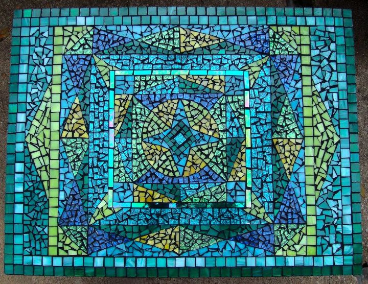 eu tenho criado mosaicos dentro e fora por alguns anos, tampo de mesa acabado