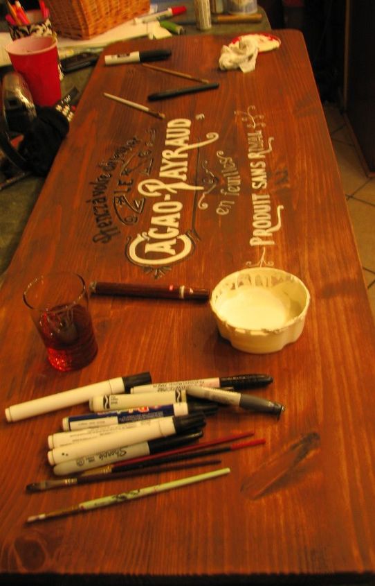 mesa de centro hecha a mano con una etiqueta de chocolate francs que acabo de, En el proceso de pintura foto de Graphics Fairy