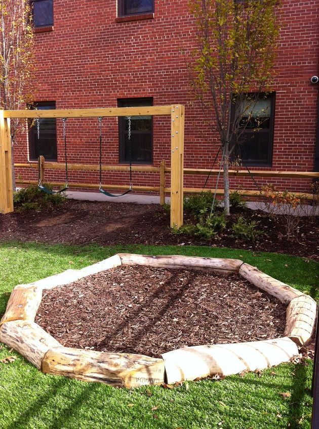 este um playground que projetei no ano passado que foi instalado em uma pr escola, Um anel de toras tamb m serve como uma viga de equil brio nica