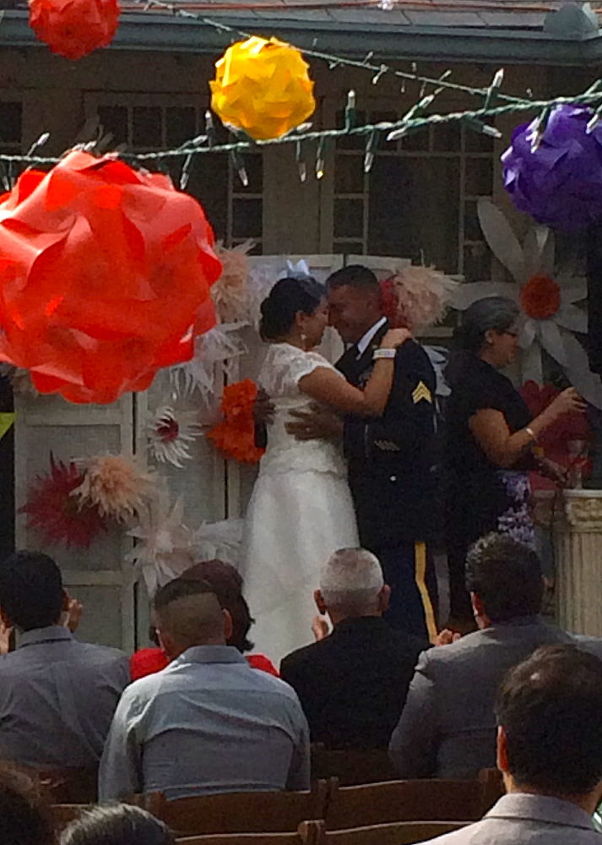 flores gigantes de papel para um casamento ao ar livre, votos de casamento
