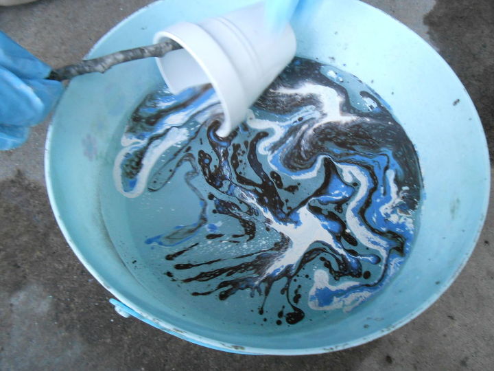 marbling flower pots with spray paint