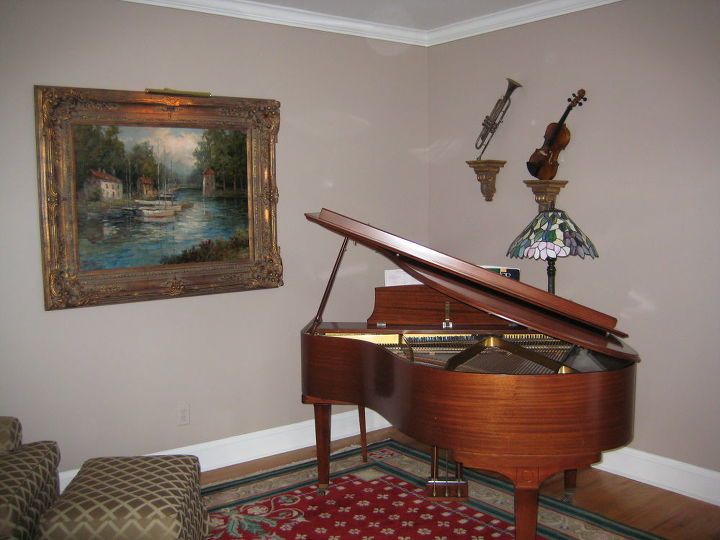 here is a way to display musical instruments, home decor, I hung them on the wall and installed the brackets under them so that they appear to rest on the bracket