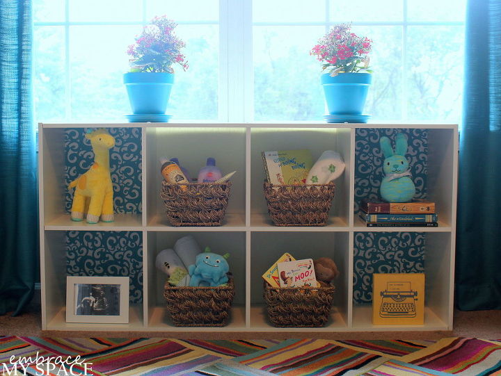 colorido cuarto infantil de gnero neutro lleno de bricolaje