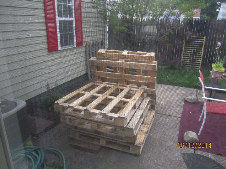 i got these perfect beautiful pallets what should i make, diy, outdoor furniture, painted furniture, pallet, repurposing upcycling, woodworking projects