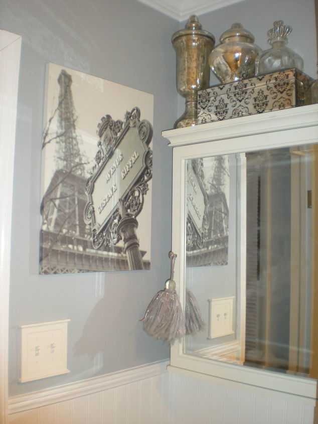 pequena reforma do banheiro principal, A foto da Torre Eiffel foi minha inspira o para o esquema de cores do quarto O kit foi comprado por US 7 em uma venda de garagem