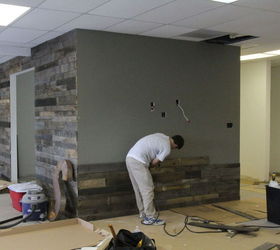 renovacion de la oficina con pared de palets, La segunda pared se est levantando