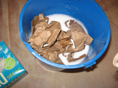 suelo de bolsa de papel, Fajos de papel empapados en la mezcla de cola y agua