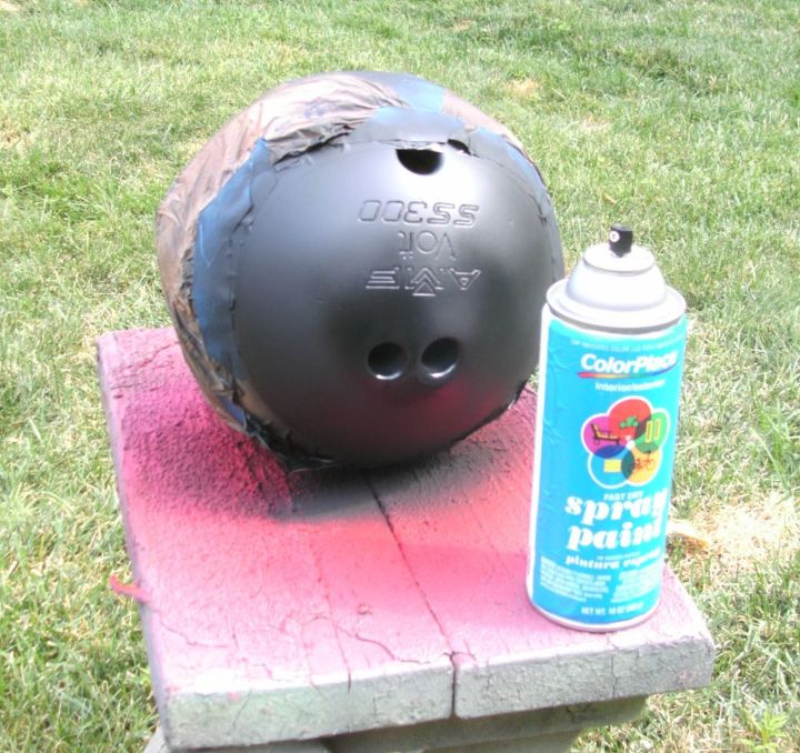 arte de quintal com bolas de boliche recicladas